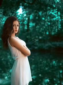 Girls_girl_in_white_dress_standing_in_the_green_forest_095927_